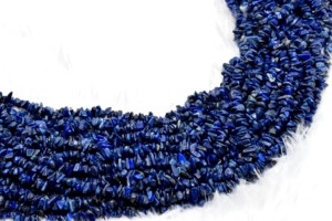 Perles de pierres précieuses en éclats de Lapis Lazuli bleu naturel en gros pour la fabrication de bracelets pour femmes - Product Image 1