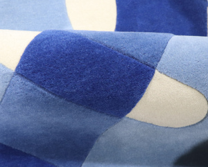 Tapis d'intérieur contemporain moderne écologique élégant et original à poils moyens bleu ivoire en laine et tencel fait main pour la maison, le bureau et la chambre à coucher - Product Image 6