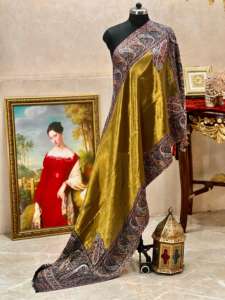 ผ้าคลุมไหลไหมคุณภาพดีสีทองอร่าม ดีไซน์ Winter's Twilight สำหรับผู้หญิง งานแต่งงาน งานเทศกาล คอลเลคชั่นจากอินเดียโดยตรง - Product Image 3