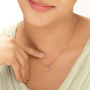 Collar con Colgante de Diamantes en Forma de Círculo de Luz de Luna - Product Image 2