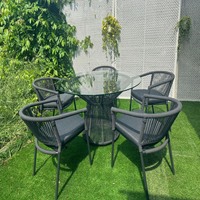 Ensemble de salle à manger d'extérieur moderne avec structure en aluminium, chaises en rotin, table en verre et coussins en PU – Mobilier d'extérieur pour hôtels et parcs