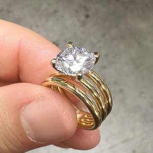 Magnifique bague solitaire en diamant à trois bandes 2.51CT VS1 ronde taille brillante bague en diamant de laboratoire en or 18 carats cadeau de mariée pour la fête - Product Image 5