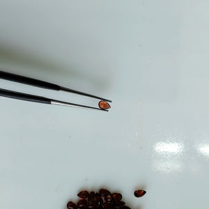 พลอยโกเมนสีแดงธรรมชาติ 4x2.5 มม. ทรงลูกแพร์ คุณภาพดีที่สุด สำหรับทำเครื่องประดับ - Product Image 2