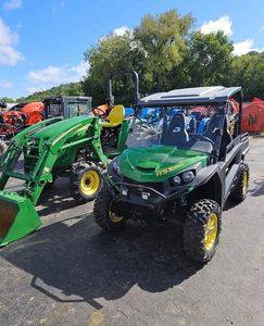 Véhicule utilitaire John Deere RTV 4x4 certifié EPA EEC, moteur 4 temps avec blocage de différentiel, en stock pour les travaux et les aventures en plein air - Product Image 1