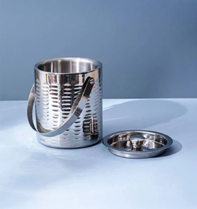 Elegante juego de cubitera metálica con pinzas para una noche de whisky perfecta. Calidad premium disponible a precio de mayoreo. - Product Image 5