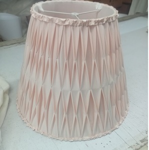 Abat-jour en tissu de lin rouge et bleu fait main au design moderne avec pompon plissé style Empire droit Lampe suspendue - Product Image 1