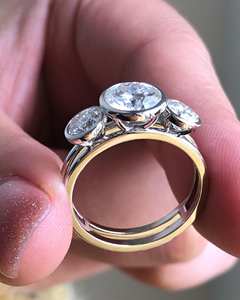 Bague de déclaration élégante avec ensemble de lunette coupe Moissanite trois pierres Design délicat parallèle double tige anneaux de pierres précieuses - Product Image 1