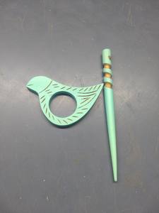 ตัวล็อคผ้าพันคอทำจากไม้ธรรมชาติ สำหรับผ้าคลุมไหล่และเสื้อถัก ให้การยึดเกาะที่มั่นคง สัมผัสเรียบเนียน และมีเสน่ห์แบบงานแฮนด์เมดเหนือกาลเวลา - Product Image 3