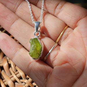 จี้เงินแท้ประดับพลอยเพอริดอตดิบสไตล์วินเทจ ของขวัญพลอยสีเขียวสำหรับทุกเพศ - Product Image 2