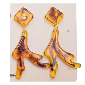 Pendientes de moda de resina de color personalizados lujosos hechos a mano brillantes altamente pulidos de alta calidad para mujeres de la India. - Product Image 3