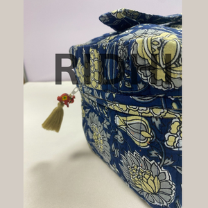 Sac de voyage matelassé en coton bleu foncé et jaune à motifs floraux, luxueux et écologique, avec poignée avant, réutilisable pour les courses quotidiennes et la plage - Product Image 4