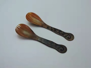 Cuillères à salade et serveurs en corne de buffle polie à la main Ensemble écologique avec poignée en résine et corne d'os pour ustensiles de cuisine - Product Image 2