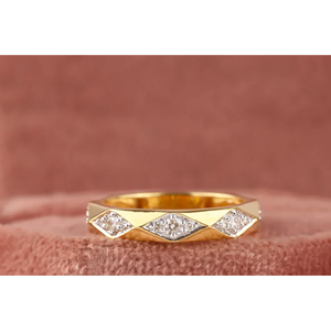 Bague de mariage en or jaune, moissanite ronde incolore, bande élégante pour toutes les occasions - Product Image 3