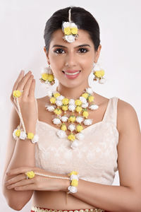 Fabricants de bijoux indiens Faux perle perlée collier floral boucles d'oreilles Mang Tikka ensemble de bijoux, multicolore - Product Image 2