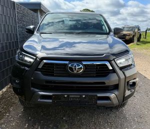Achetez une Toyota Hilux Invincible d'occasion 2023, vitesse maximale, livraison rapide, vente en gros disponible - Product Image 1