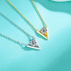 Collar con Colgante en Forma de V de Plata de Ley 925 con Perla Negra y Moissanita de Corte Brillante de 1.00 CT, Color D, Claridad VVS1, Cadena de Eslabones - Product Image 5