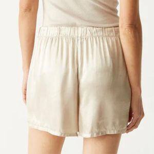 Short en satin chic taille haute pour femme-Parfait pour les tenues de soirée, élégance lisse, disponible en noir classique et couleurs riches - Product Image 6