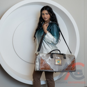 Nouveaux cheveux sur sac polochon en cuir repoussé peau de vache noire Weekender voyage Western en cuir véritable sac à bagages de nuit pour femmes - Product Image 3