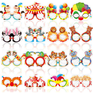 Lunettes de fête d'anniversaire sur le thème du cirque - Accessoires photo amusants en plastique pour les célébrations sur le thème des parcs d'attractions - Product Image 1