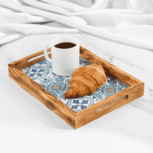 Plateau de service rectangulaire décoratif en céramique et bois d'olivier, fait main, écologique, 12,59x8,66 pouces, compatible lave-vaisselle - Product Image 1