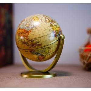 Fabriqué à partir de métal bruni monde globe tourne lentement chuchotant des histoires d'explorateurs et de rêveurs qui ont osé traverser les mers - Product Image 3