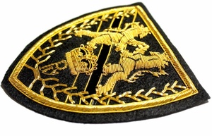 Insigne à coudre en feutre noir brodé à la main avec décoration en dentelle et fonction magnétique - Product Image 6