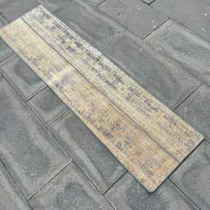 Alfombra Vintage de 1.4x5.2 pies, Alfombra Turca, Alfombra con Bordes Azules y Marrones - Product Image 4