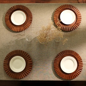 Plato de Madera Decorativo de 13 Pulgadas, Hecho a Mano con Diseño de Pétalos Blanqueados - Product Image 4