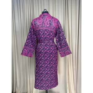 Cardigan pour femme en mélange de laine de yak, doux et chaud, motif Paisley violet, style loungewear, avec poches originales pour le spa - Product Image 3