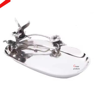 Plateau de service en métal fini argenté de forme ovale de conception unique avec la conception de feuille et de fleur pour l'hôtel - Product Image 1