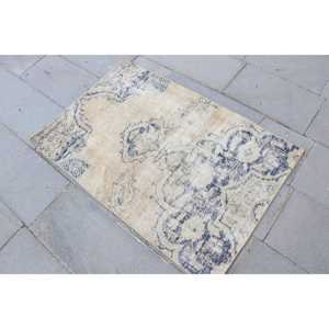 Alfombra de 2.6x4 pies, Alfombra Turca, Alfombra Vintage de Lana Azul con Diseño de Patchwork - Product Image 2