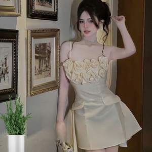 Robe courte sophistiquée avec accents floraux et coupe trapèze-parfaite pour mettre en valeur votre élégance féminine - Product Image 2