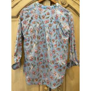 Blusa de Algodón Estampada a Mano KATIE, Popelina Floral de Lujo, Cierre con Botones, Disponible en Talla XL, para Primavera y Oficina - Product Image 6