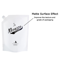 Pochette d'emballage souple avec bec verseur pour shampoing, 1500 ml (1,5 L), en PET noir/nylon/PE blanc, finition mate vernie, scellage robuste et refermable, 130 microns