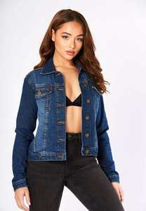 Veste en jean bleu foncé pour femmes à prix d'usine OEM Poches d'entrejambe et fermeture à boutons conçues pour les femmes pour un confort en toutes saisons - Product Image 4