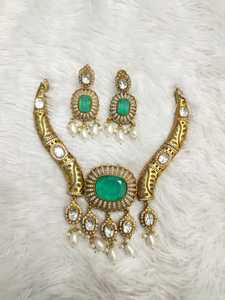 Élégant ensemble collier et boucles d'oreilles en mosénite avec pierre et perle détaillant des bijoux traditionnels en finition or pour mariage et fêtes - Product Image 5