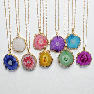 Pendentif tendance 2025 en quartz solaire rose druzy avec bordure dorée - Charme en argent S925 avec agate druzy brute naturelle - Product Image 3