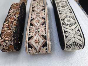 Lazos bordados a máquina hechos a medida en base negra y marrón en diseños y colores variados para vestidos de novia. - Product Image 4