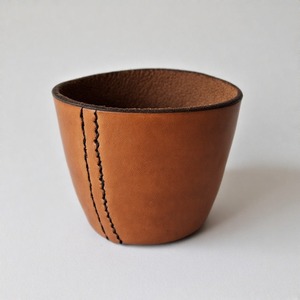 Mini maceta de cuero que ofrece un toque suave de artesanía para estantes, escritorios o mesas que celebran el diseño sutil - Product Image 6