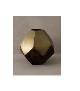 Lujoso florero de metal hecho a mano con impresionante arte floral en relieve para acentos clásicos de decoración del hogar - Product Image 1