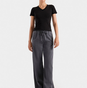 Camiseta de Cuello en V Negra para Mujer con Logotipo Personalizado, Transpirable, de Alta Calidad, Lisa, Formal, de Manga Corta, Ajustada - Product Image 6