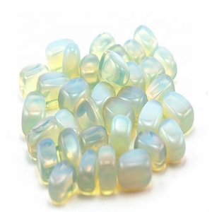 Venta al por mayor a granel Opalite Crystal Tumbled Stones Reiki Chakra Gemstone Pebble Agate Técnica de curación grabada - Product Image 1