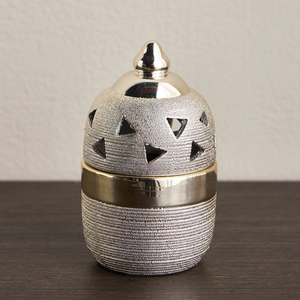 Brûleur d'encens en laiton d'inspiration islamique avec couvercle en forme de dôme et support sur pied pour les rituels du Ramadan - Product Image 2