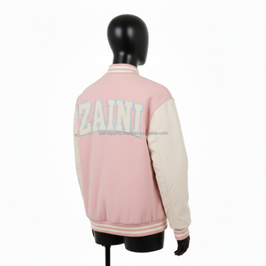 เสื้อแจ็คเก็ตวาร์ซิตี้ผู้หญิง ผ้าผสมขนสัตว์ 350 ถึง 400 GSM สีชมพูตัวเสื้อ แขนเสื้อ PU สีครีม ปักโลโก้แบบกำหนดเอง เสื้อแจ็คเก็ตวาร์ซิตี้ผู้หญิง - Product Image 5