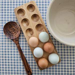 Estante de madera duradero para huevos con base antideslizante diseñado para evitar el movimiento y mantener los huevos seguros en las encimeras - Product Image 3