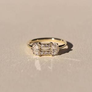 Anillo de compromiso de oro de 10k con diamante de corte media luna cultivado en laboratorio, joyería de lujo para novias, fabricante de joyería de boda, proveedor OEM/ODM, exportación - Product Image 4