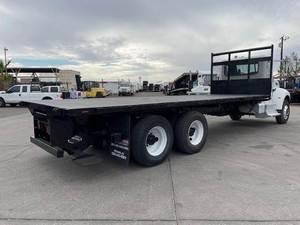 Camión Usado de Servicio Pesado Peterbilt 348 de 2018 con Eje Tándem y Plataforma Plana de 24 pies - Transmisión Automática Allisonnn Hs de 6 Velocidades, Entrega a Todo el Mundo - Product Image 3