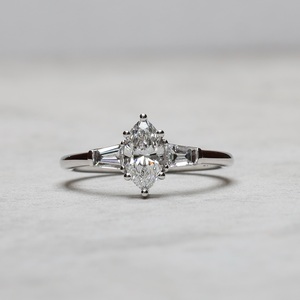 12x6mm Marquise Cut Diamant Bague de Fiançailles Blanc Solitaire avec Baguette Côté Pierres Argent Bande De Mariée Bijoux De Mariage - Product Image 1