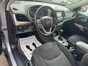 Voiture d'occasion abordable Jeep Cherokee Latitude 2017 conduite à gauche - Product Image 2