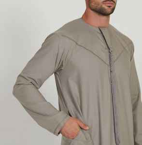 Thobe emiratí de color blanco de calidad superior con Tarbush en tela personalizada en todos los tamaños y colores personalizables 2025 - Product Image 4